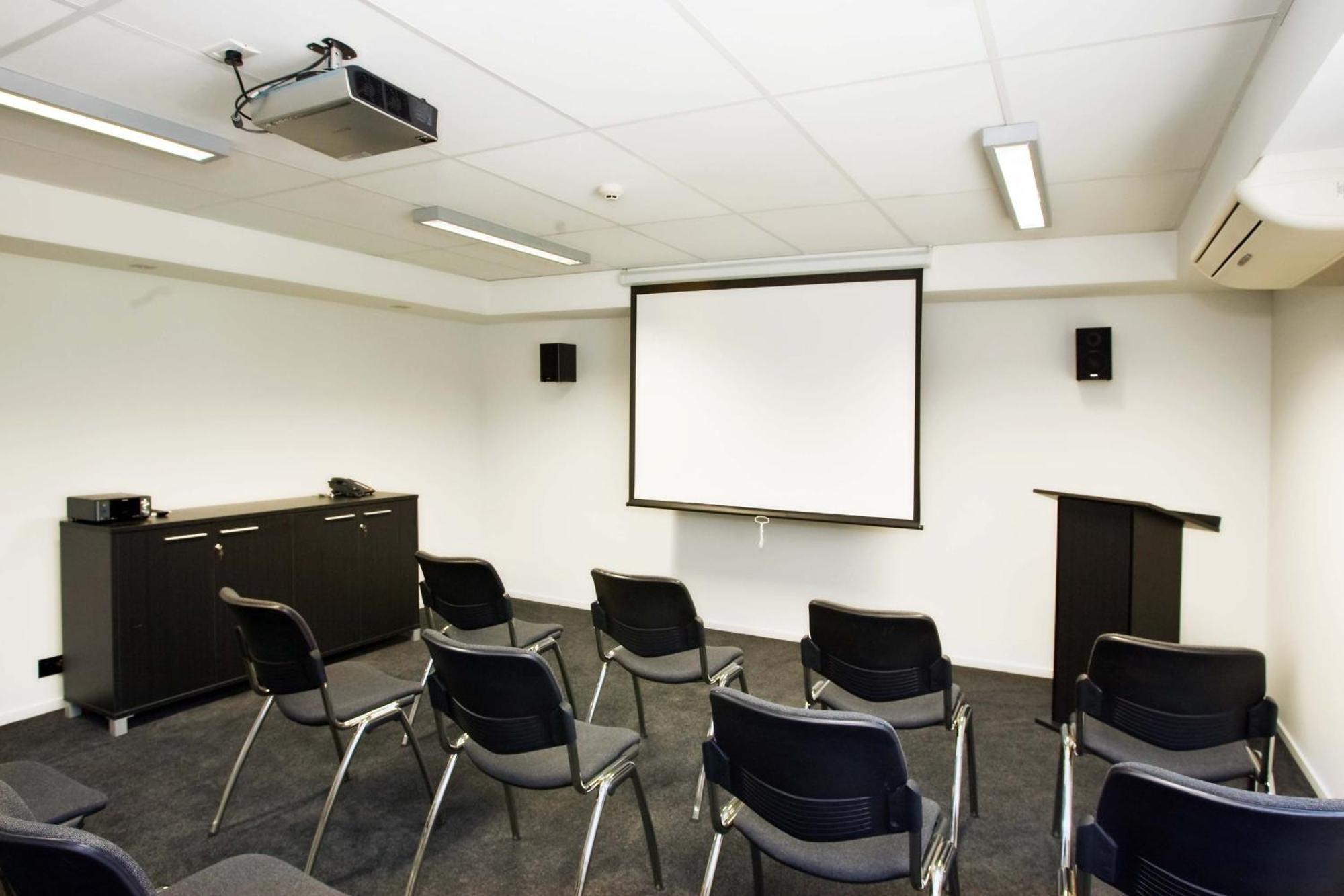 Carnmore Chateau Marlborough Blenheim Exteriör bild A projector screen