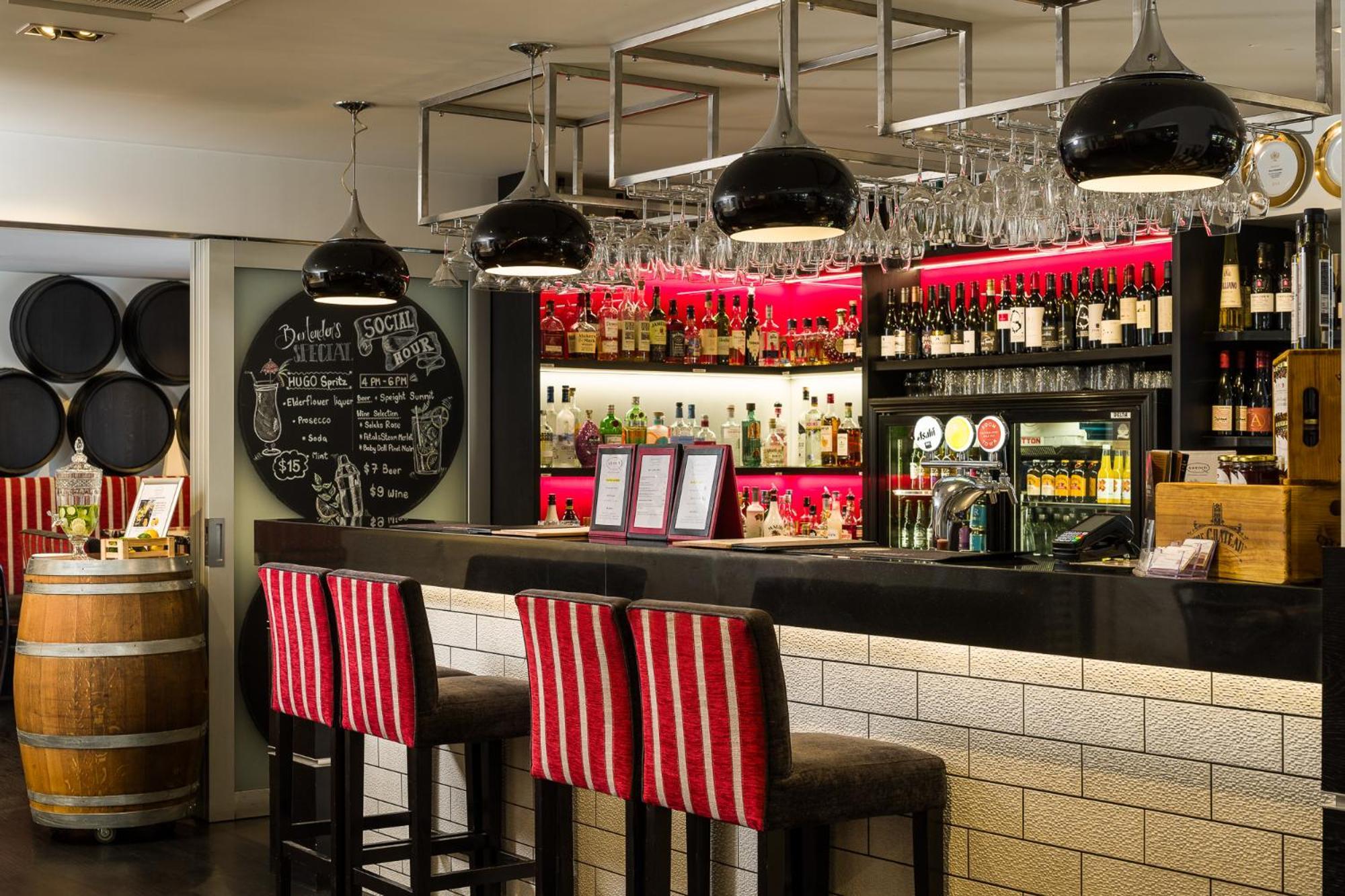 Carnmore Chateau Marlborough Blenheim Exteriör bild The bar at the restaurant