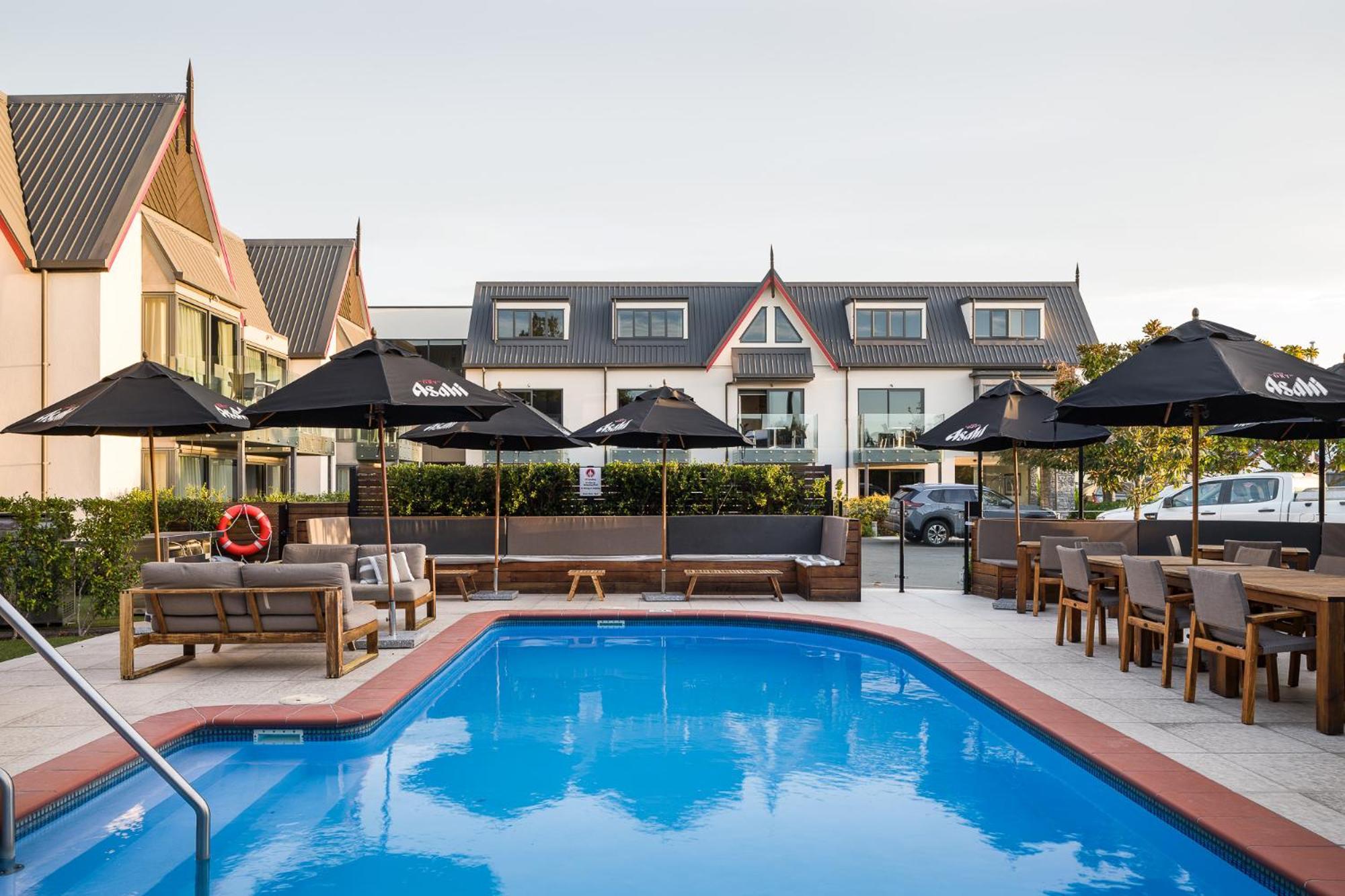 Carnmore Chateau Marlborough Blenheim Exteriör bild The hotel's pool