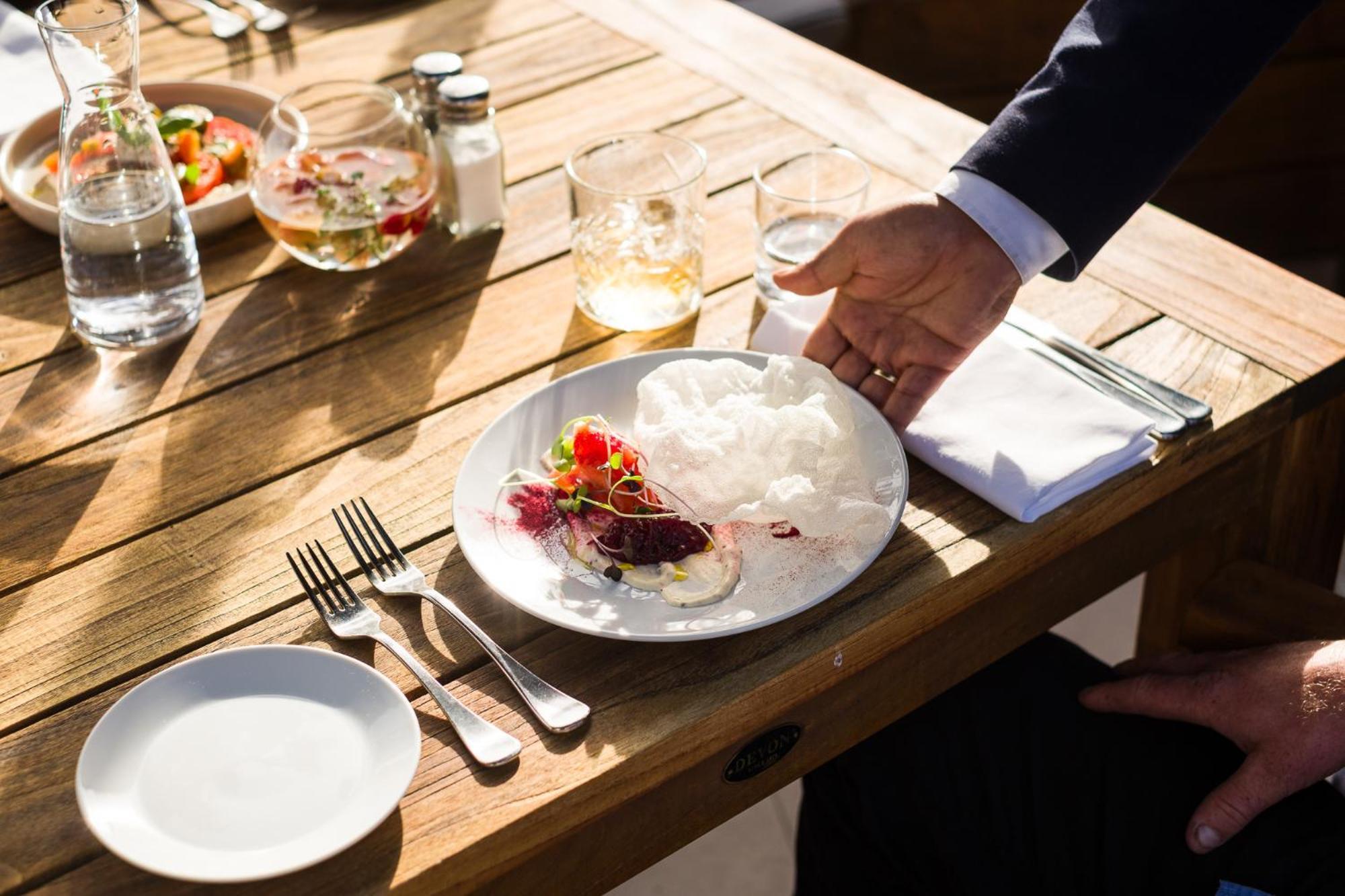 Carnmore Chateau Marlborough Blenheim Exteriör bild A waiter serving food