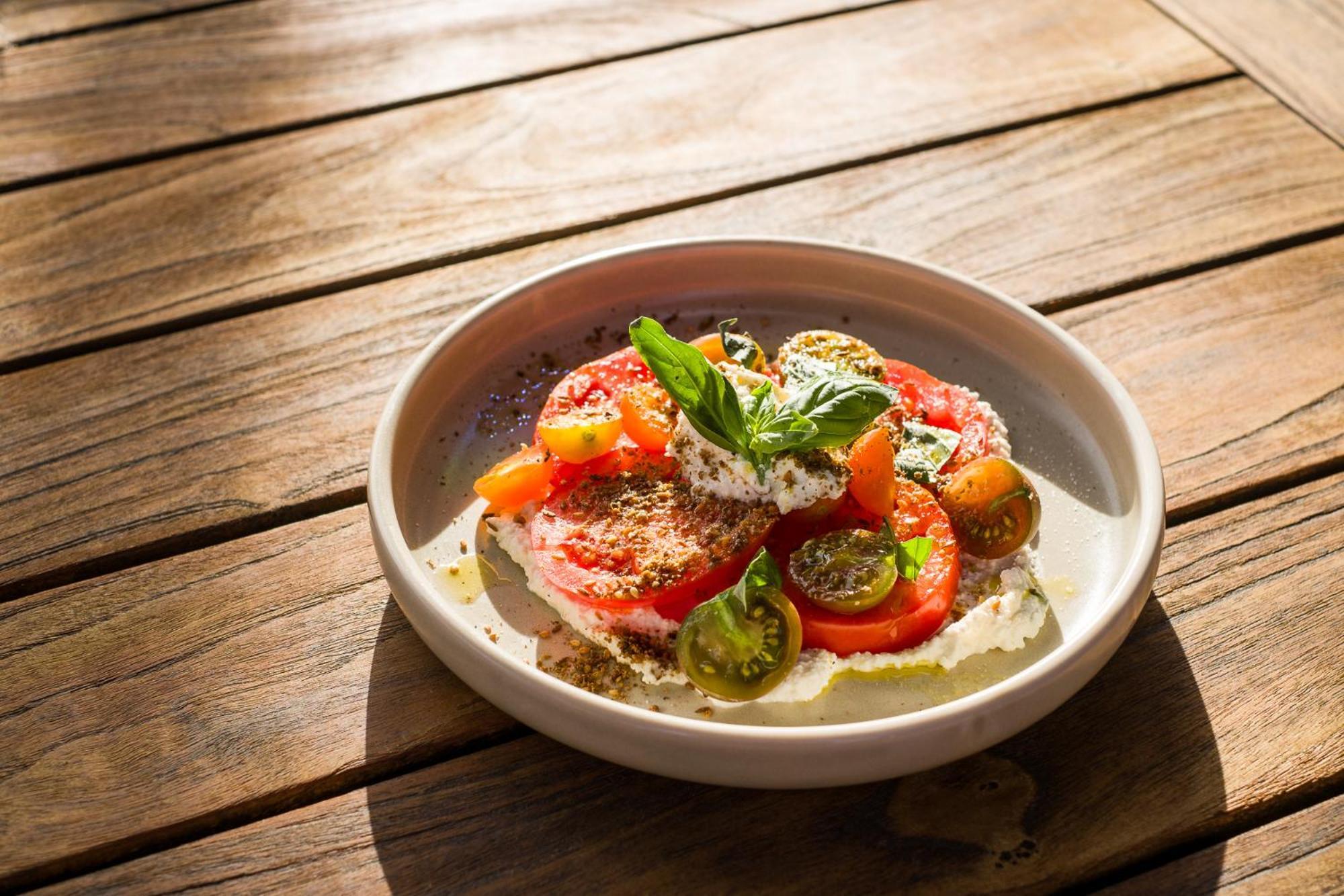 Carnmore Chateau Marlborough Blenheim Exteriör bild A salad of tomatoes, feta cheese, and olive oil