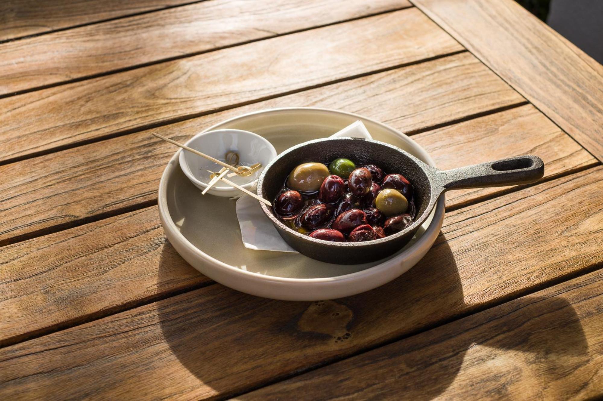 Carnmore Chateau Marlborough Blenheim Exteriör bild A pan of olives