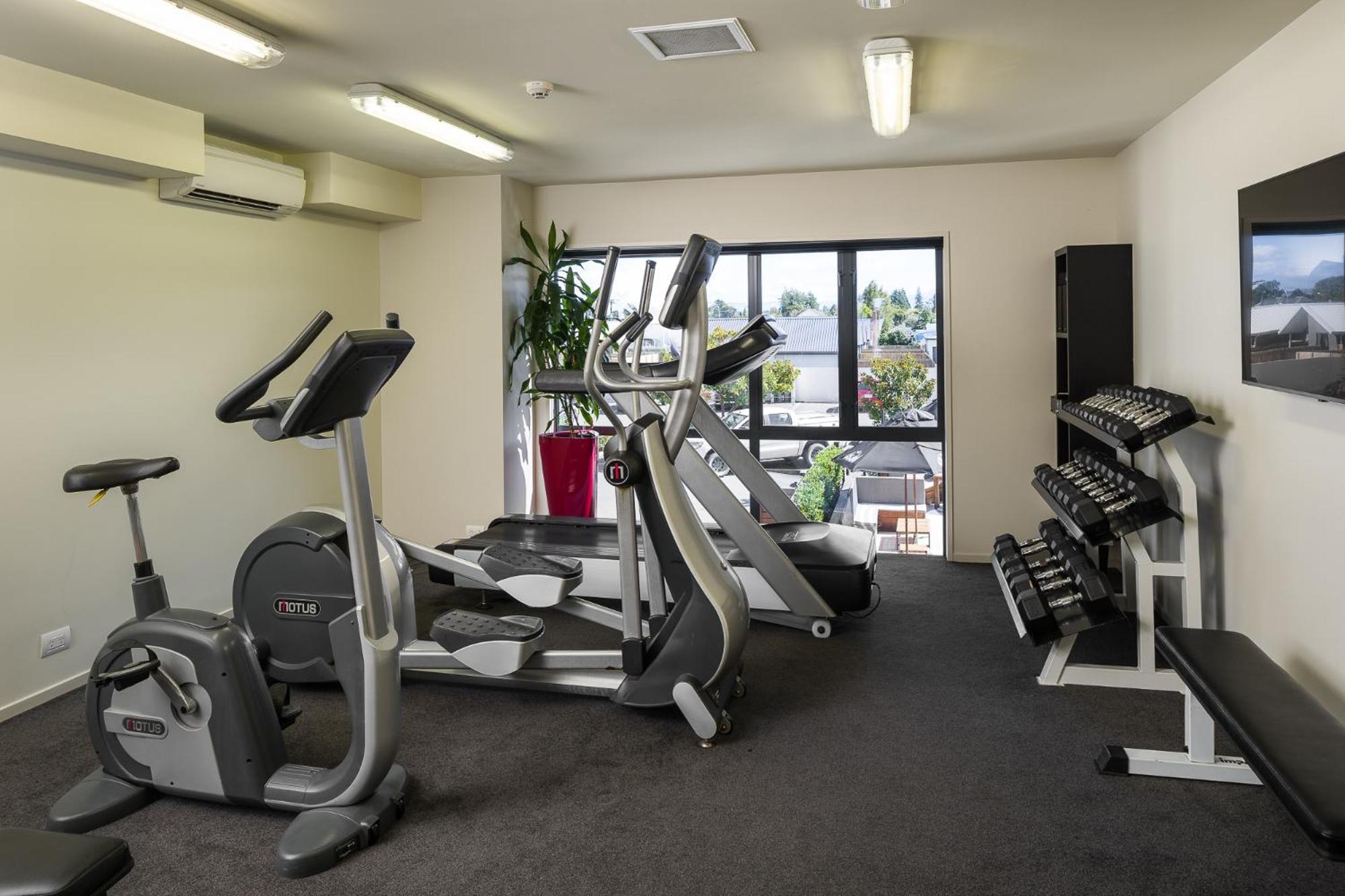 Carnmore Chateau Marlborough Blenheim Exteriör bild A typical gym