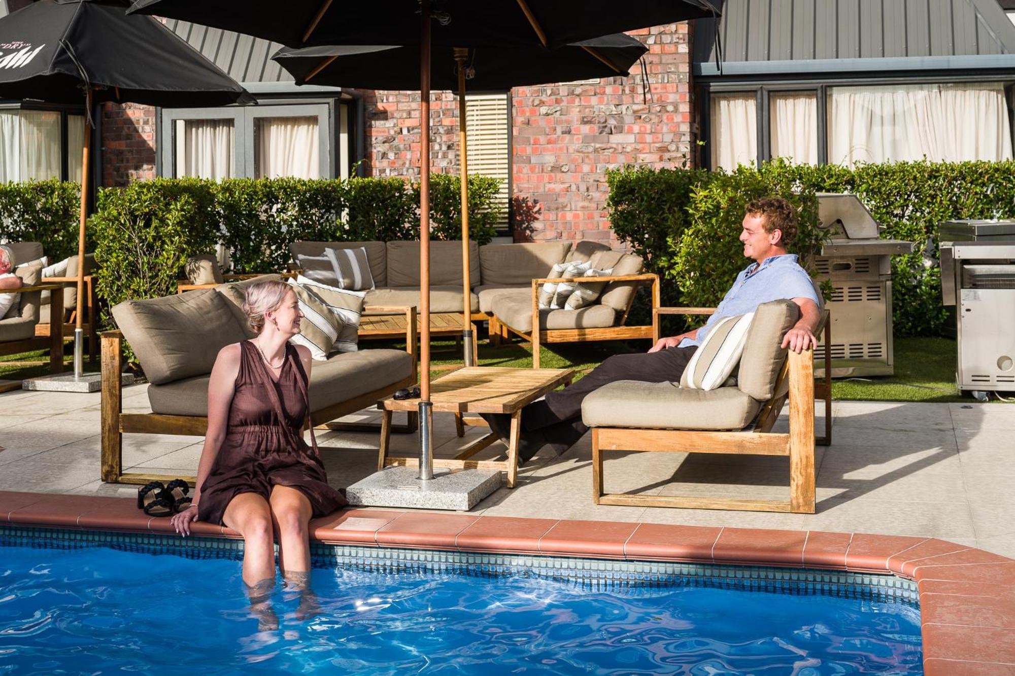 Carnmore Chateau Marlborough Blenheim Exteriör bild The pool at the Hotel