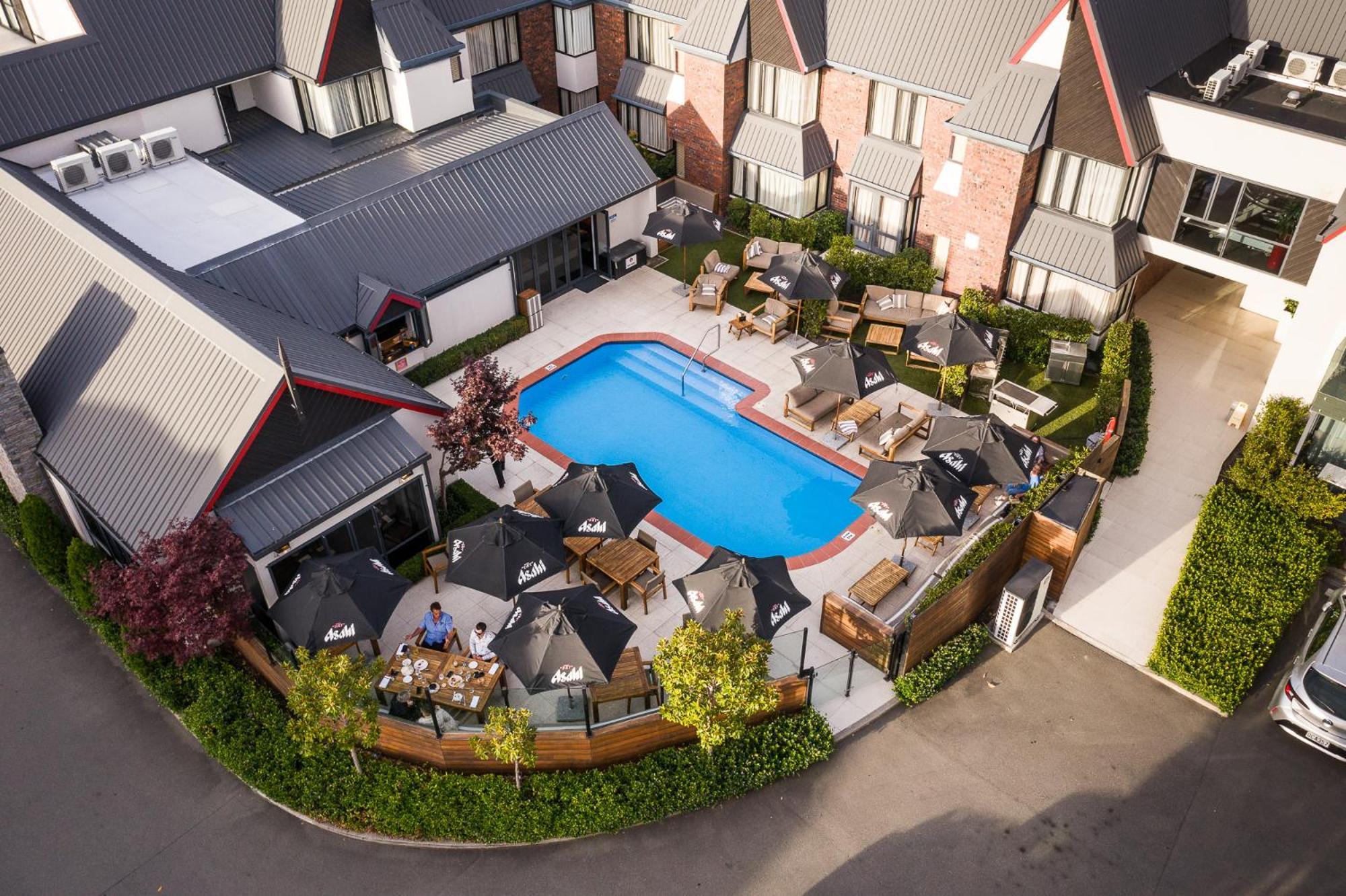 Carnmore Chateau Marlborough Blenheim Exteriör bild The hotel's pool
