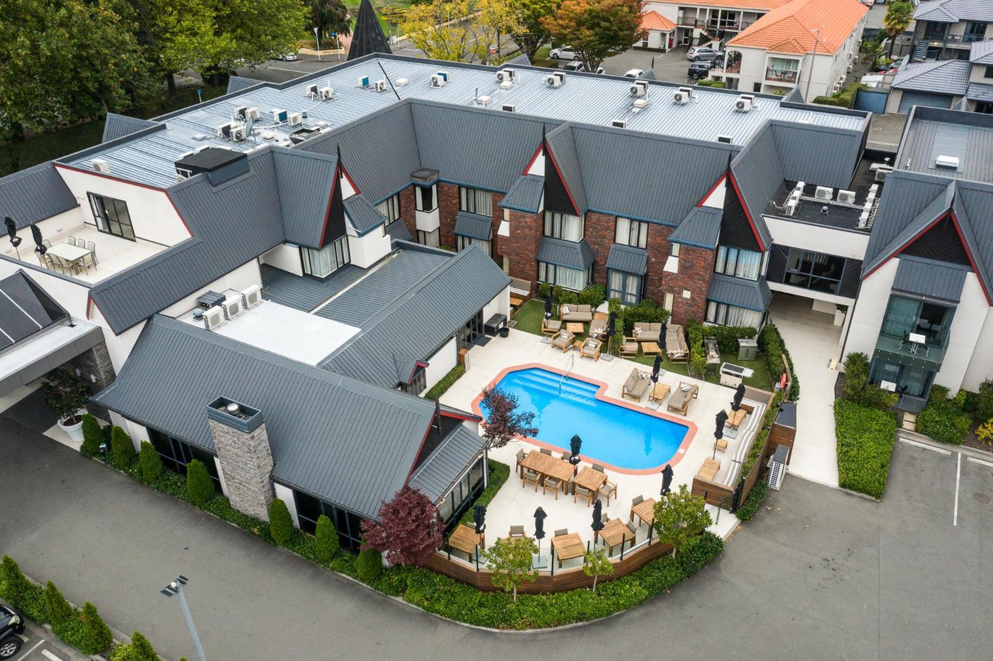 Carnmore Chateau Marlborough Blenheim Exteriör bild The hotel's pool