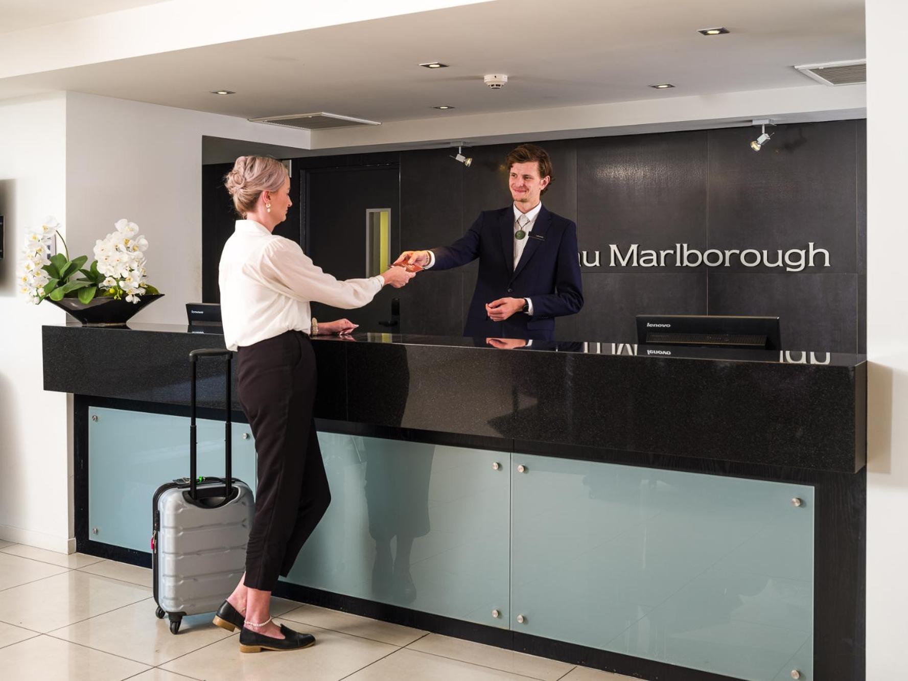 Carnmore Chateau Marlborough Blenheim Exteriör bild A hotel receptionist