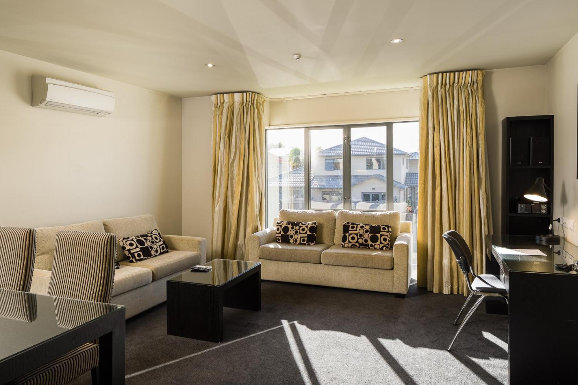 Carnmore Chateau Marlborough Blenheim Exteriör bild A living room in a modern apartment