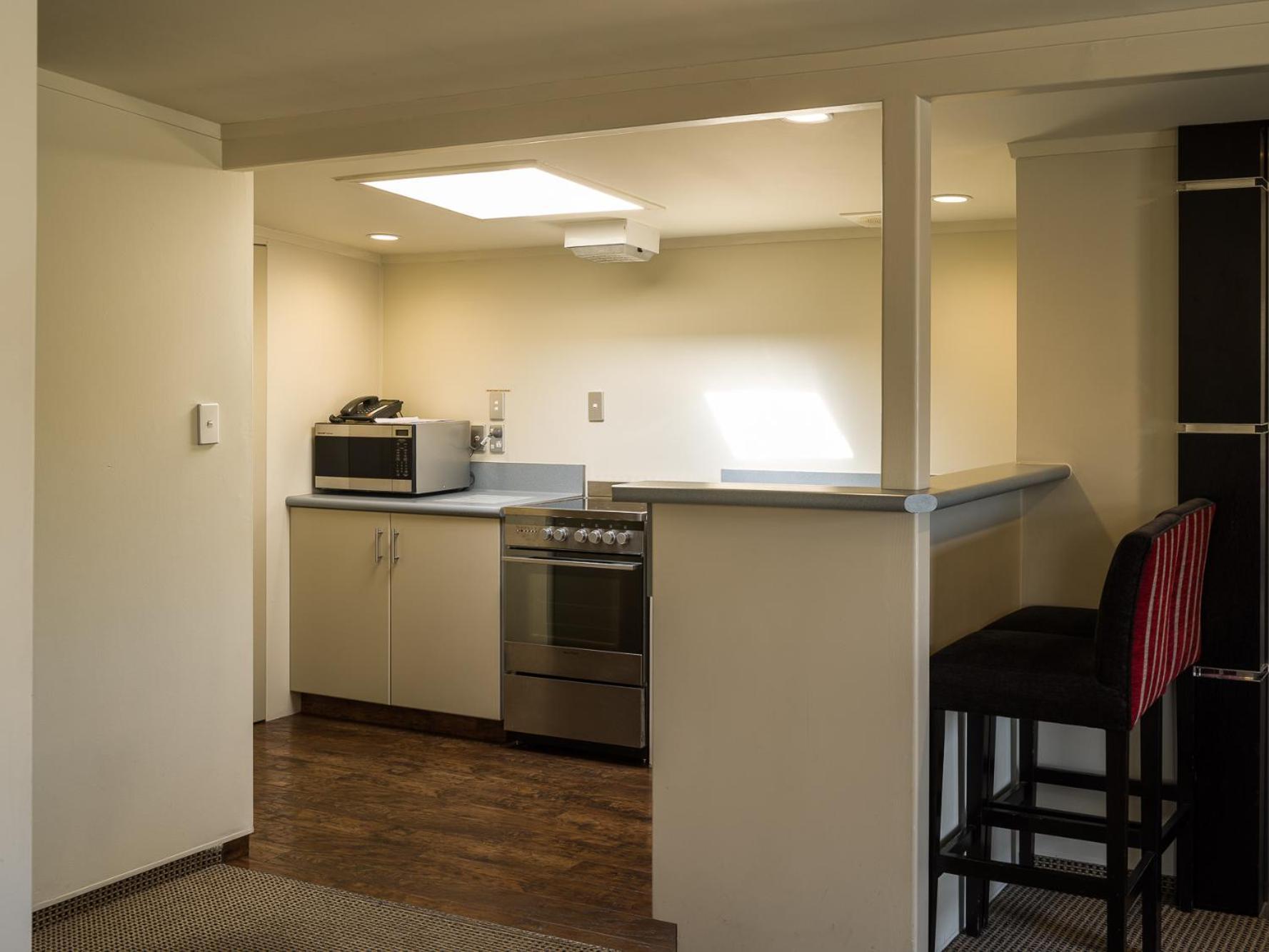 Carnmore Chateau Marlborough Blenheim Exteriör bild A typical kitchen in a student apartment