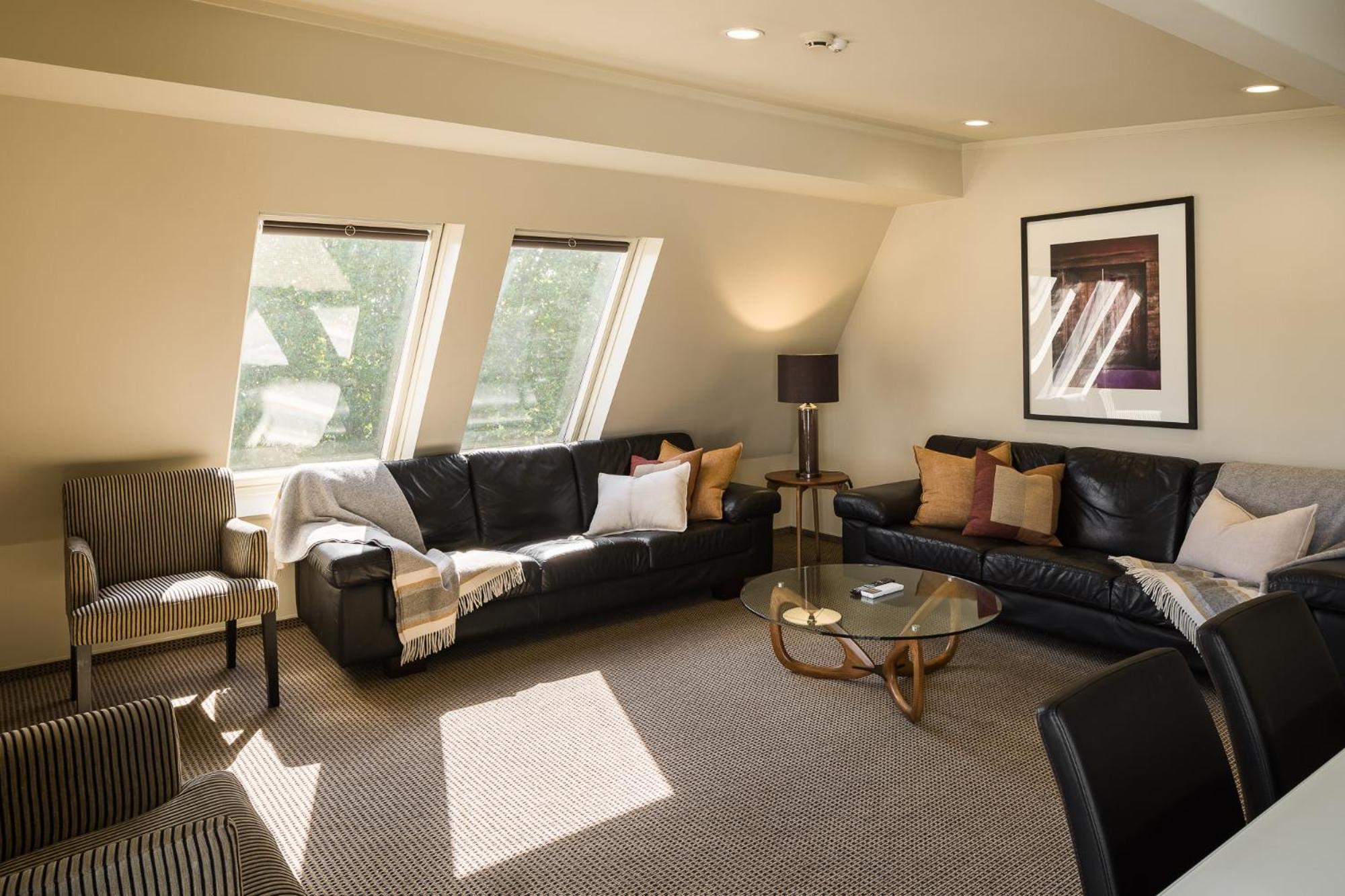 Carnmore Chateau Marlborough Blenheim Exteriör bild A living room with a skylight