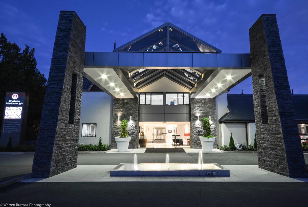 Carnmore Chateau Marlborough Blenheim Exteriör bild The entrance to the hotel